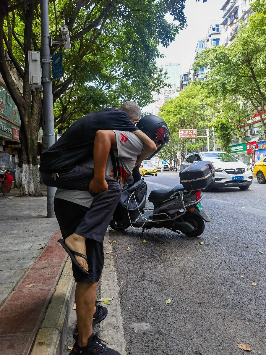 「爱在人间」外卖小哥与肺癌晚期的老父亲（图4）