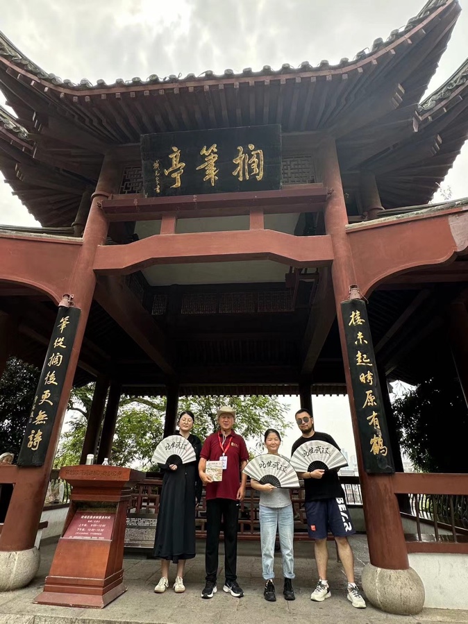 新东方老师称赞黄鹤楼诗词义务讲解，作者周智敏