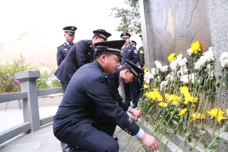 聆听 ‖ 红霞朗诵《走向纪念碑》作者/刘伙力（图8）
