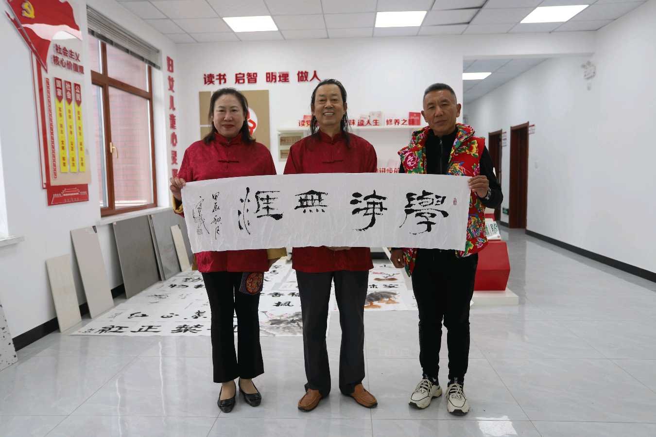 吉林省龙收书画馆艺术家赴香叶谷研学采风——现场挥毫以书画赞美大长春助力香叶谷（图7）
