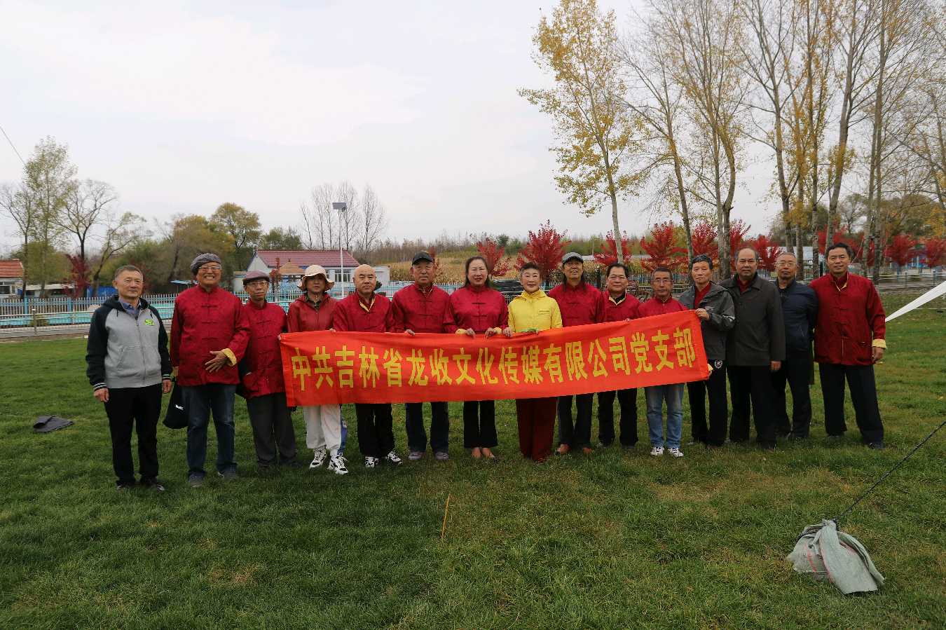 吉林省龙收书画馆艺术家赴香叶谷研学采风——现场挥毫以书画赞美大长春助力香叶谷（图3）