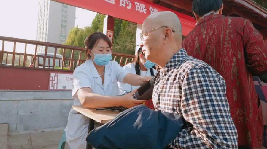 心系桑榆 情暖重阳——聊城市眼科医院健康义诊活动（图5）
