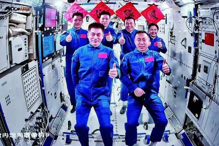 我家大门常打开，欢迎空间探奥来-文：众诗人【太空总社】世界诗人名人展10277期（图9）