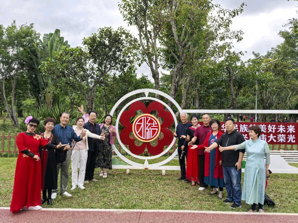 红歌与诵读美丽了雨林公园——记长春天鹅湖艺术团云南旅居小分队联欢活动（图2）