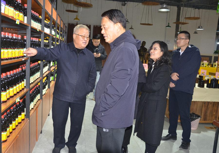 聊城大学党委原副书记徐传光、中国平安保险聊城支公司总经理王东一行到山东正信味业食品有限公司参观交流（图4）