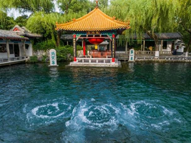 东方书剑的《五律·济南趵突泉》