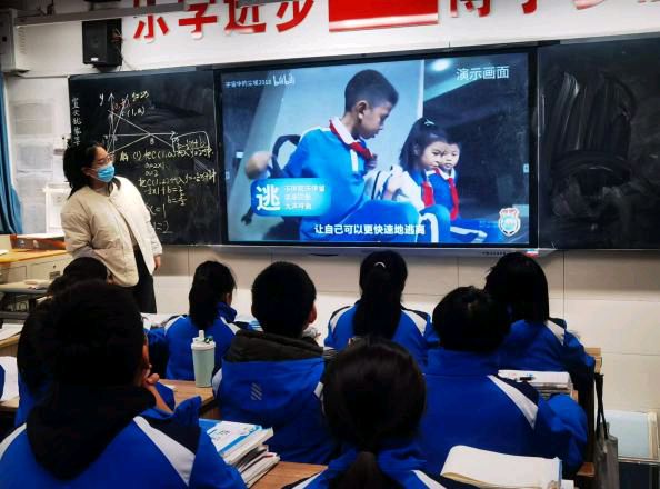 《严守安全防线 守护平安校园——新建路中学举行防暴反恐应急演练》(图4)