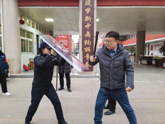《严守安全防线 守护平安校园——新建路中学举行防暴反恐应急演练》（图13）