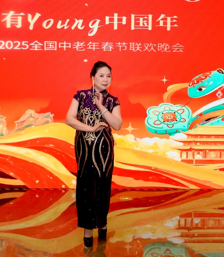 贵妇人朱芳女士走秀图配诗 图片中人：朱芳 图片配诗：逯家驹（图4）