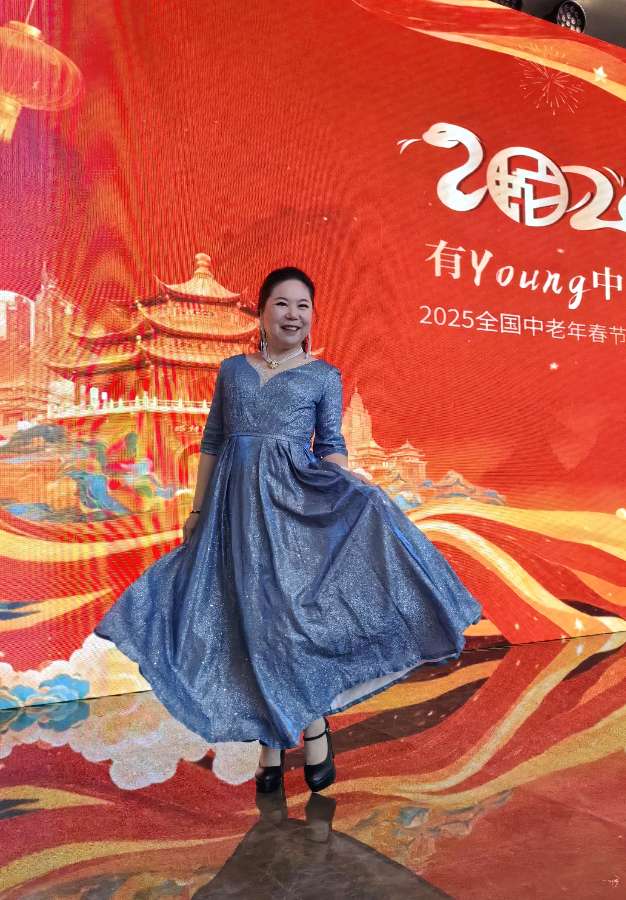 贵妇人朱芳女士走秀图配诗 图片中人：朱芳 图片配诗：逯家驹（图6）