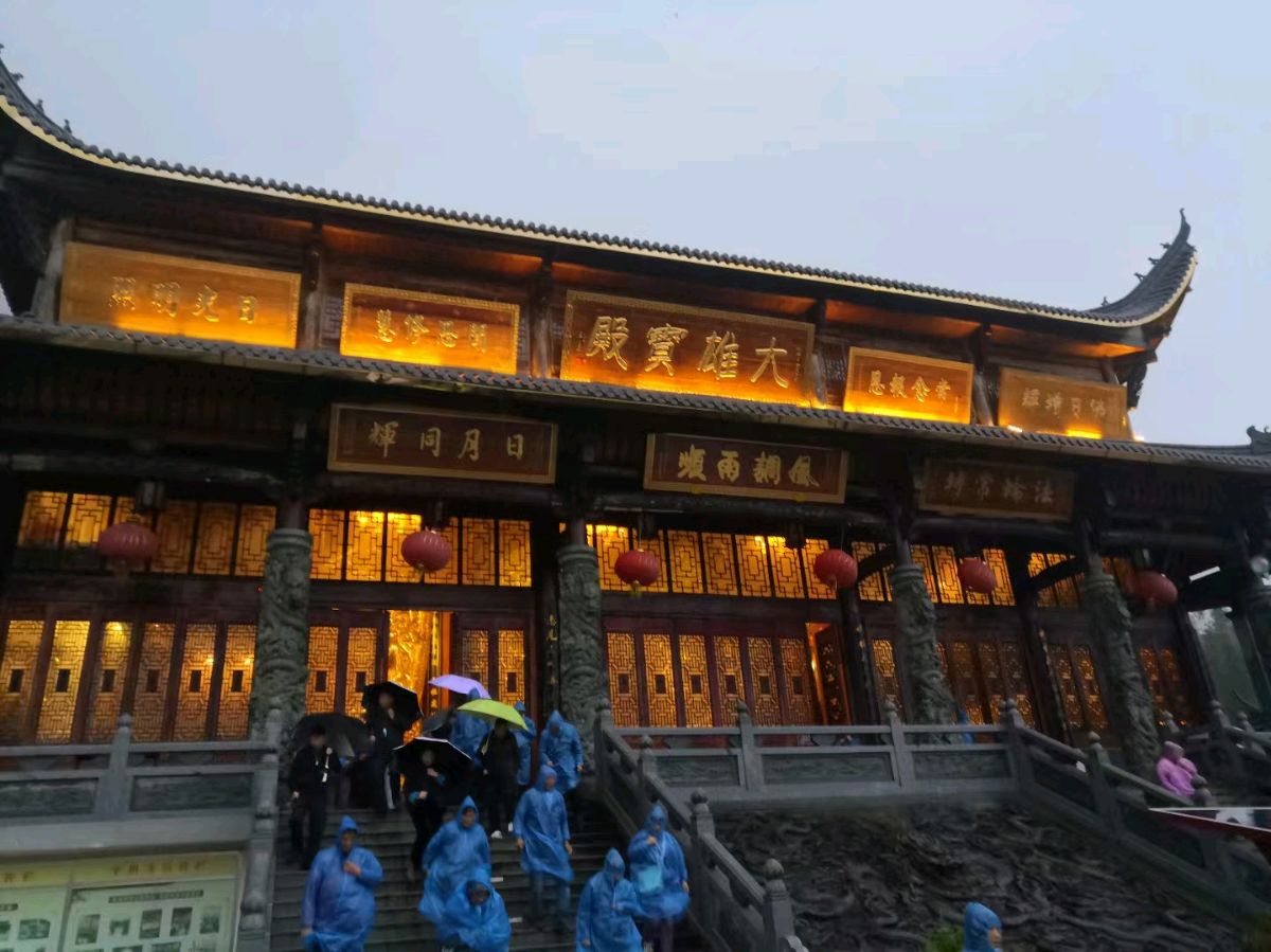 当众人仰望一盏烛台