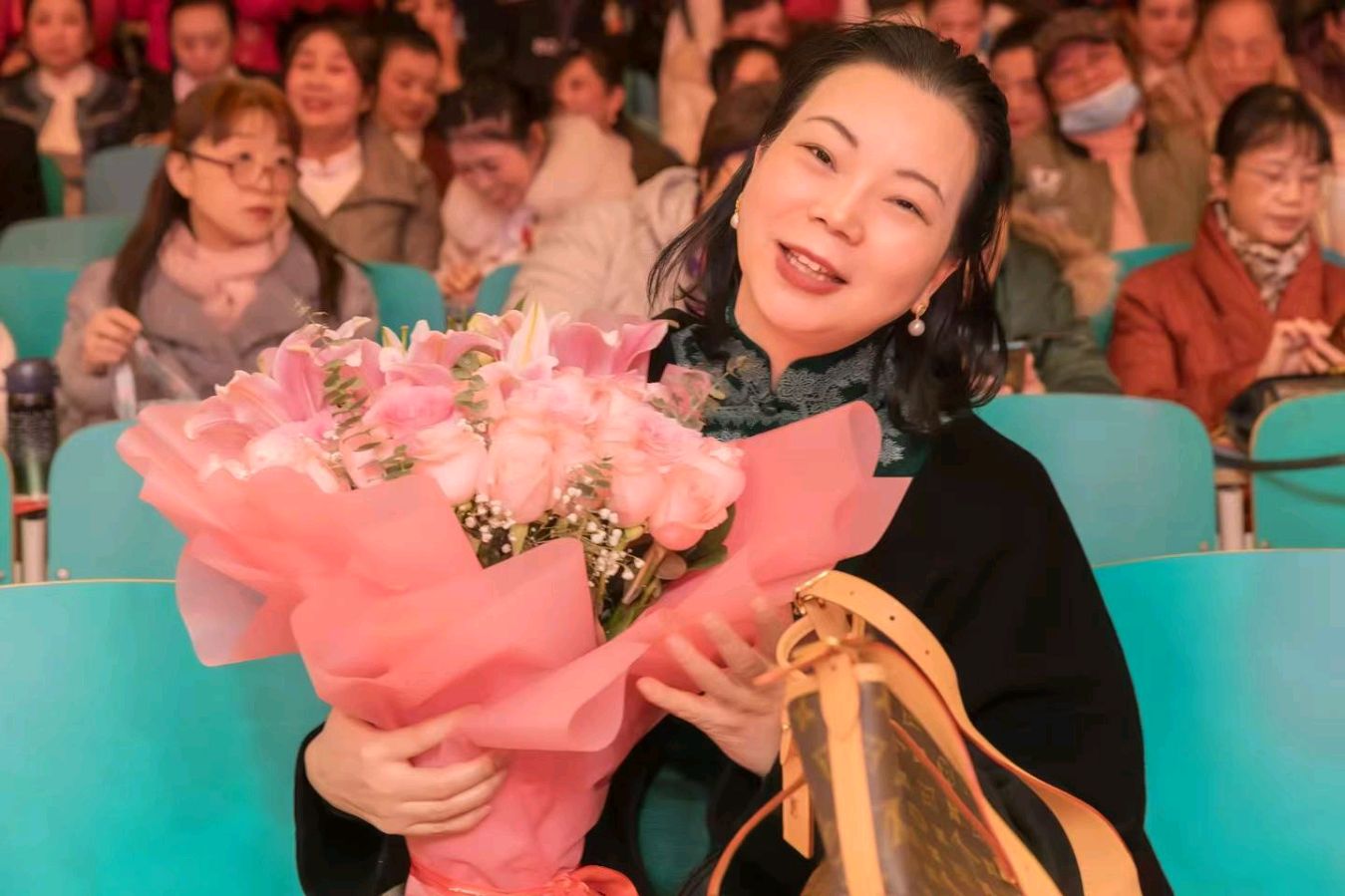 来自草原的呼唤和眷念，高觅用清澈柔美动人的歌声演绎《父亲的草原母亲的河》演唱:高觅 晨曦声像头条编辑部:编辑/发布:海韵 出品监制:晨曦声像头条编辑部（图13）