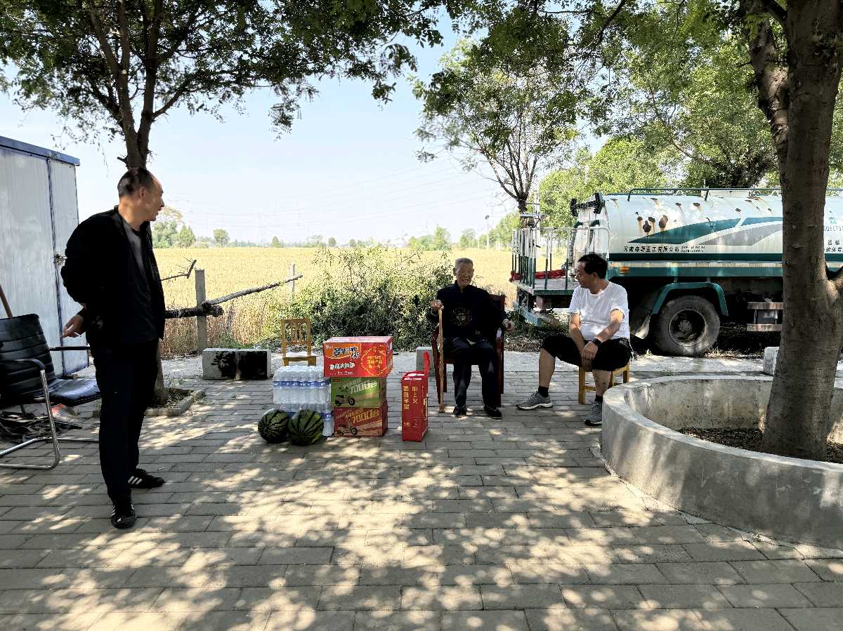 宝丰县商酒务镇：九旬老兵心系环保 慰问禁烧一线人员