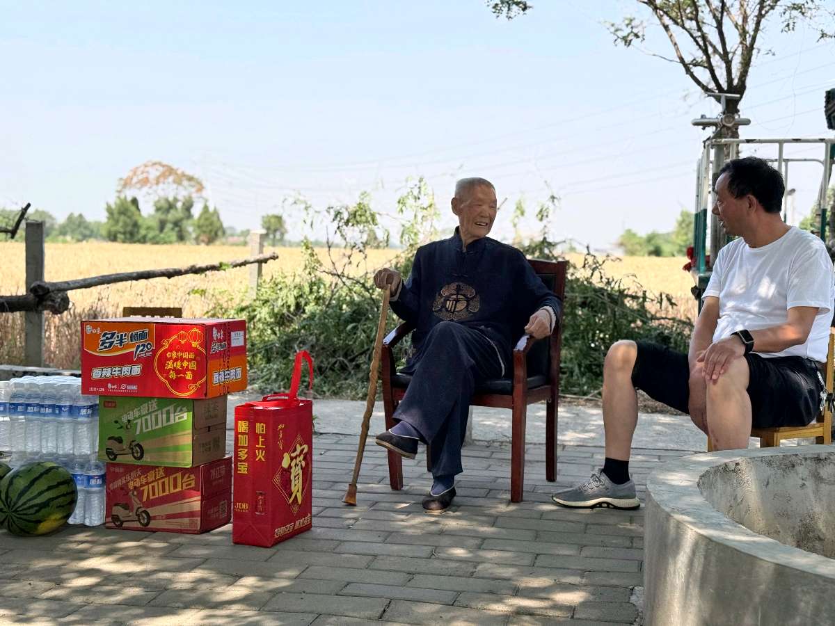 宝丰县商酒务镇：九旬老兵心系环保 慰问禁烧一线人员（图2）