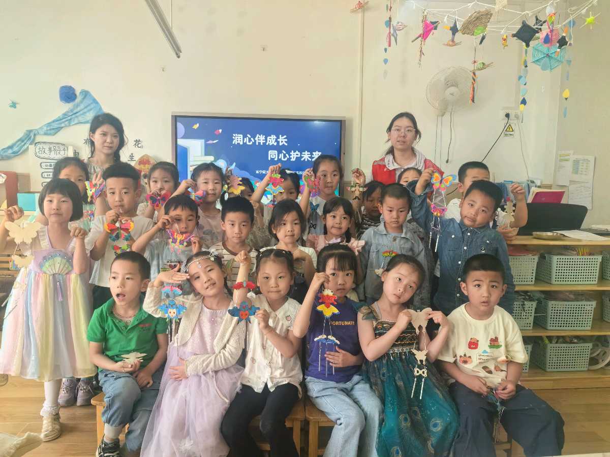 富宁街大庙社区成功举办'粽香童韵 铃响传情'手工风铃制作活动