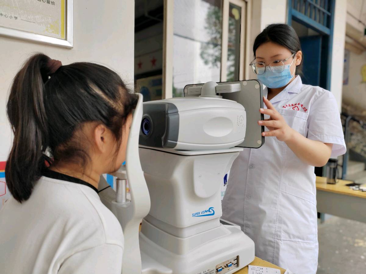 宝丰商酒务镇：健康筛查进校园 守护学生促成长