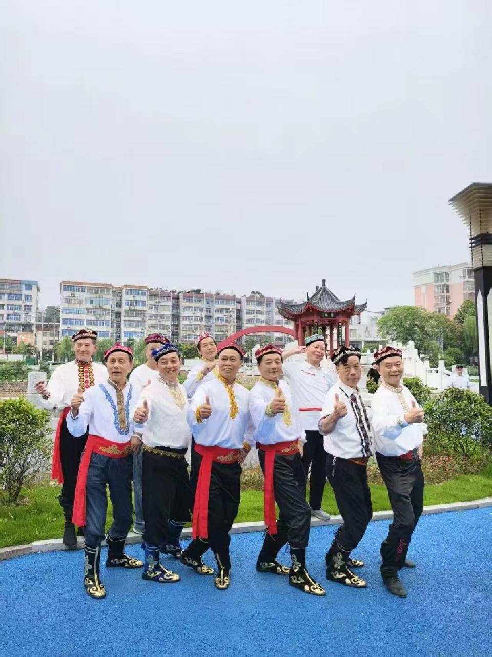 沙漠绿洲：都市裙摆旋成繁花的风暴（图2）