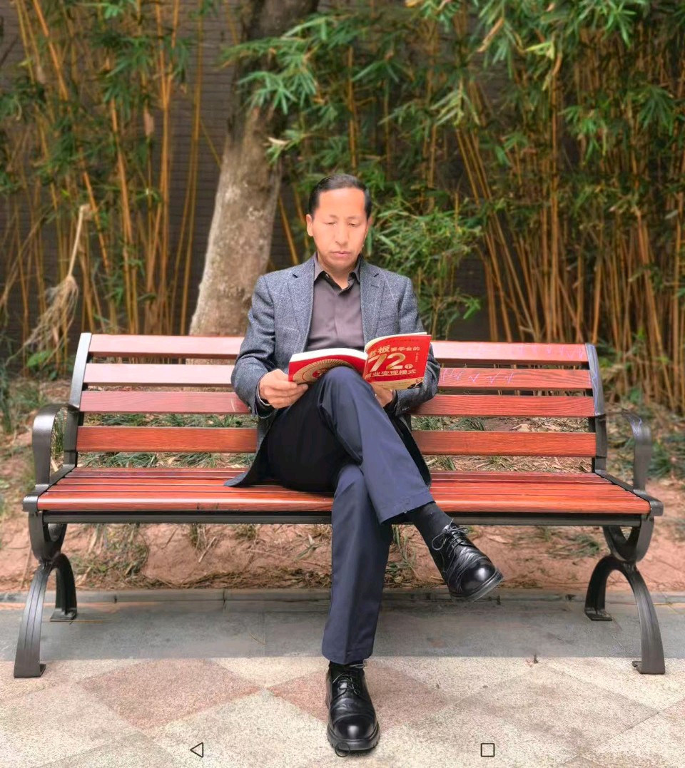 著名朗诵、表演艺术家长明朗诵四川诗人拉玛云鹤作品《父亲》——给远行的父亲！