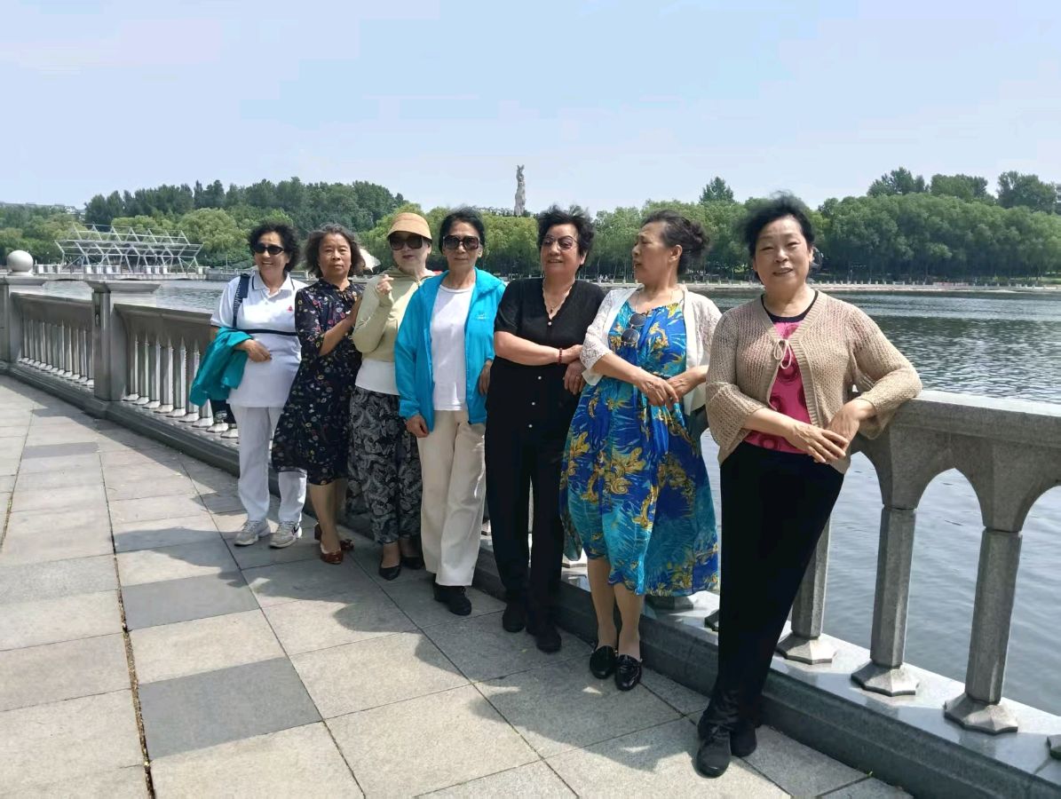 （照片版）煤矿战友相聚 共叙五十年情——五十年前的同事相聚照片留念（女生专版）（图13）