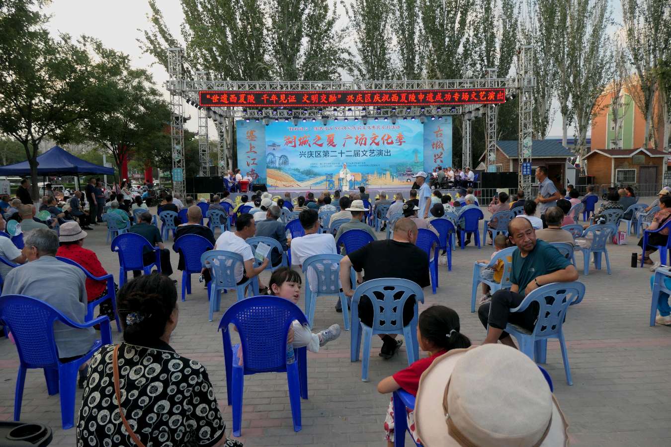 银川: 搭台唱戏受欢迎（图2）