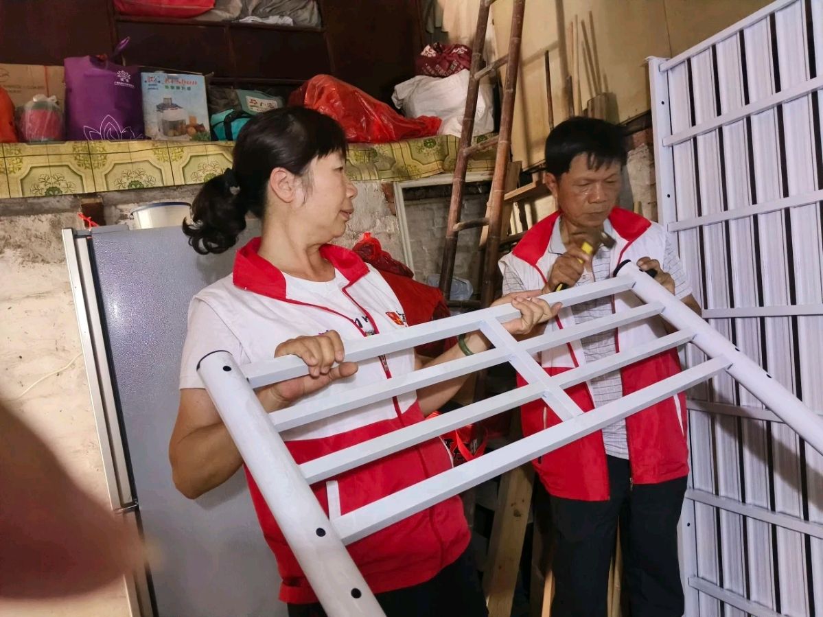 夏日送清凉:志愿红暖透独居残疾老人心(图2)