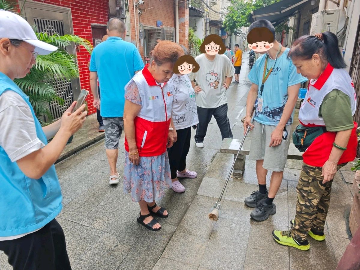 助残服务队打响”灭蚊战'工疗站学员筑起防蚊网（图3）