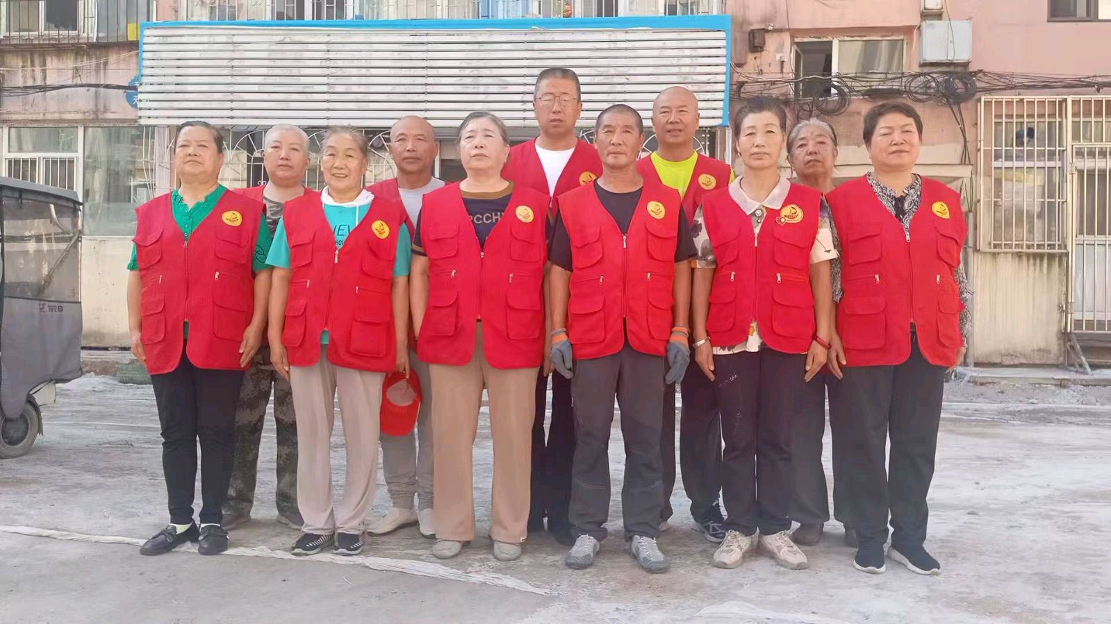 志愿红点亮楼道 洁净家园暖人心（图2）