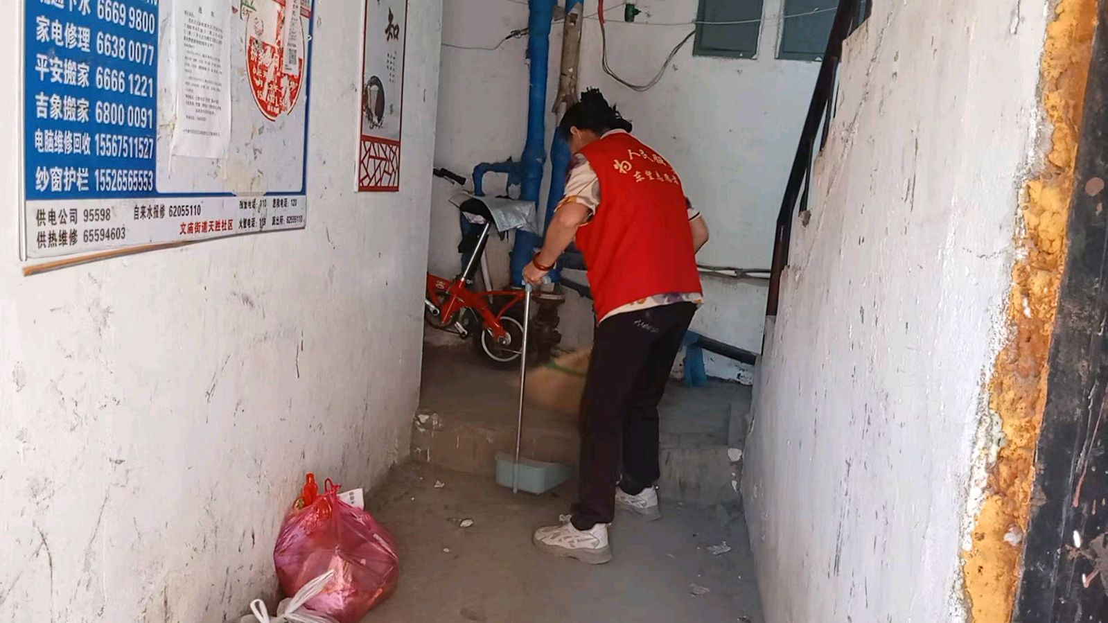 志愿红点亮楼道 洁净家园暖人心（图7）