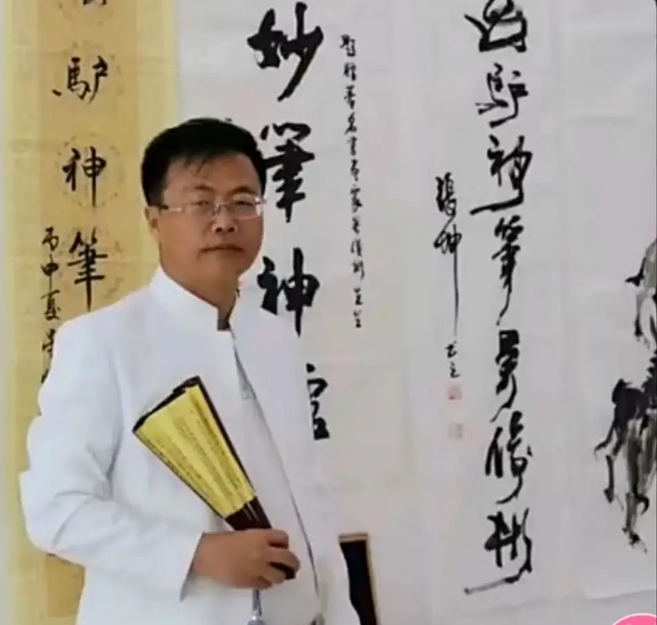 ​【56个民族】新疆特克斯县有哪些名人？‌新疆特克斯县‌作为多民族聚居地，56个民族56朵花，56个兄弟民族是一家，新疆特克斯人杰地灵，涌现出多位在书画、文