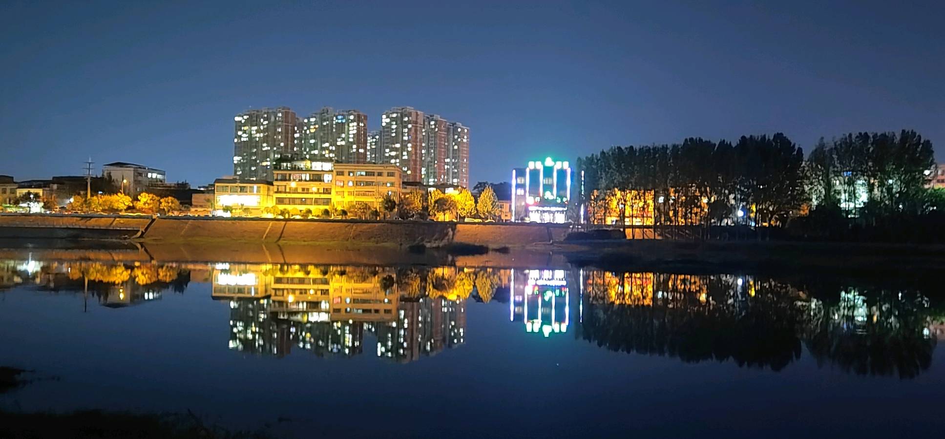 李进长的《七律·泌水湖夜色》