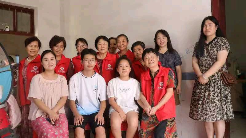 金色中国《向阳而生，遂光而行，一张最美双节团圆合影》（图2）
