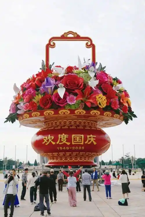 中华诗艺社江西分社【格律诗词精品鉴赏】都市头条•2025年《迎国庆·贺中秋》特刊(总第1696期)(图39)