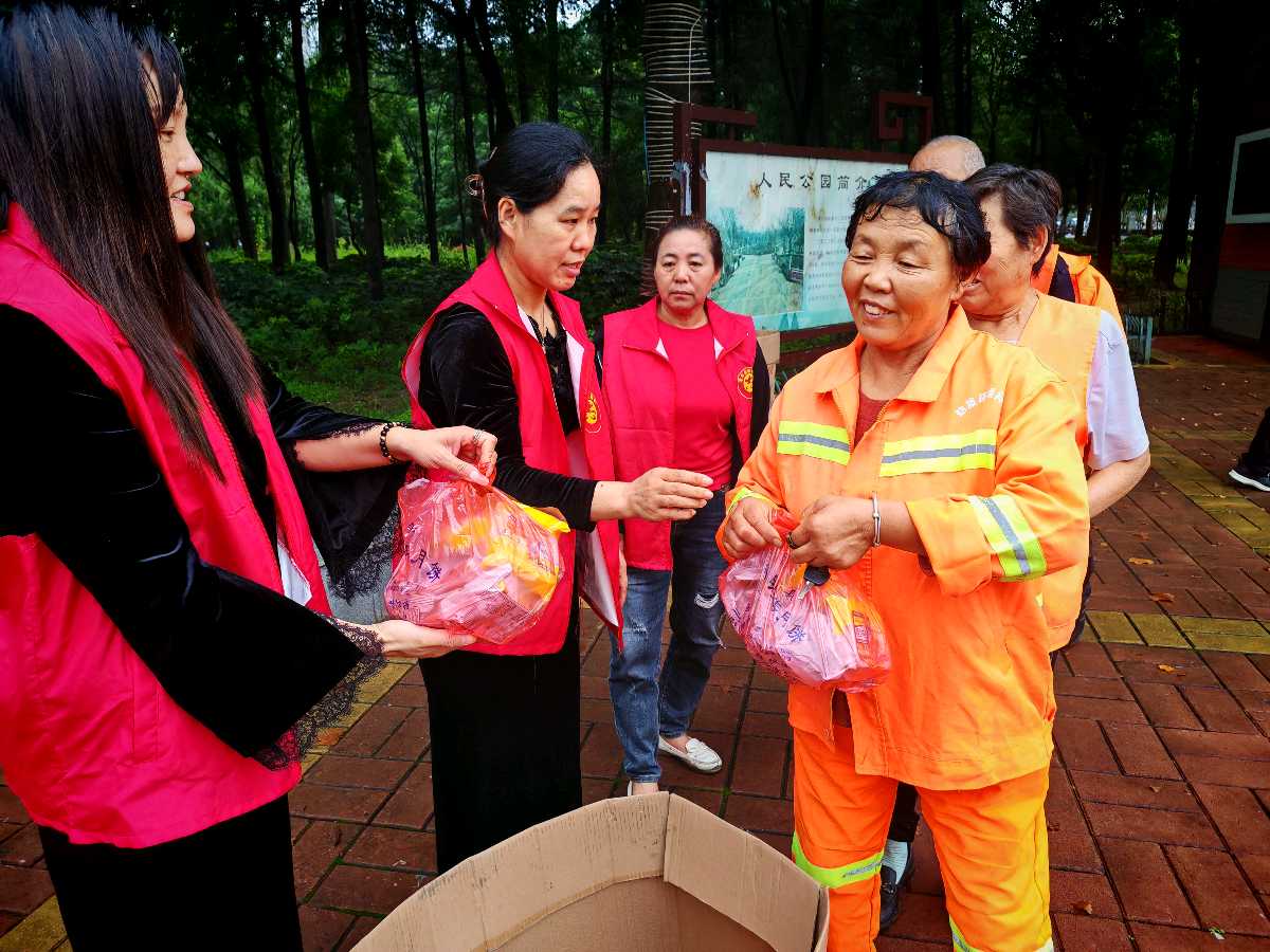 双节送温暖 情系环卫工——宝丰县两单位联合开展节日慰问活动（图3）