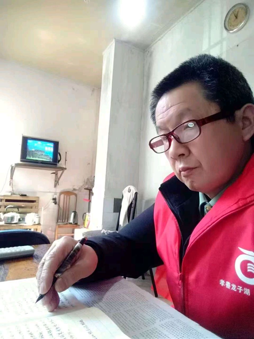 李鸿阳:一个“帚神”扫去了众人心上的浮尘