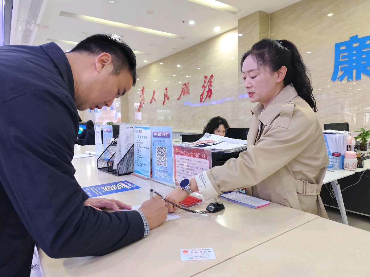 河南宝丰：155项政务服务事项下沉 实现就近办
