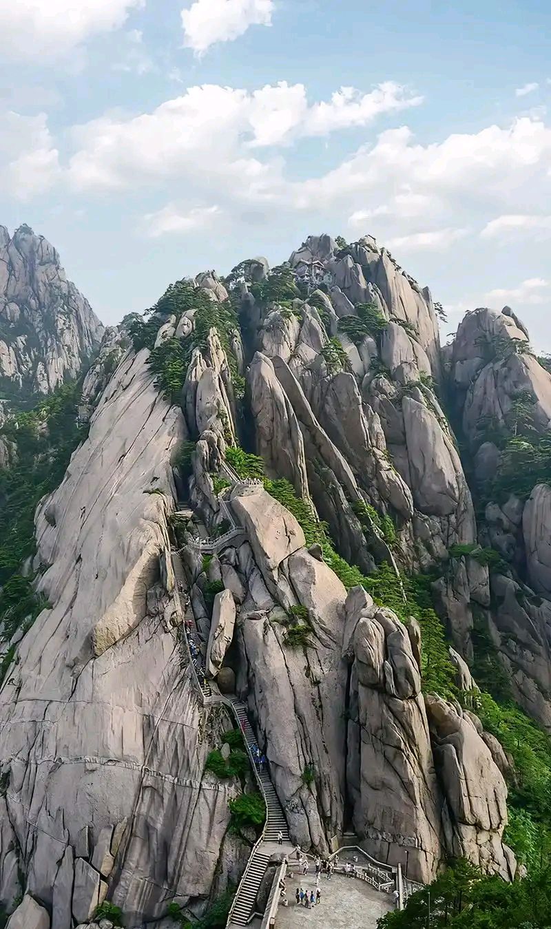王金政的《黄山口的山》