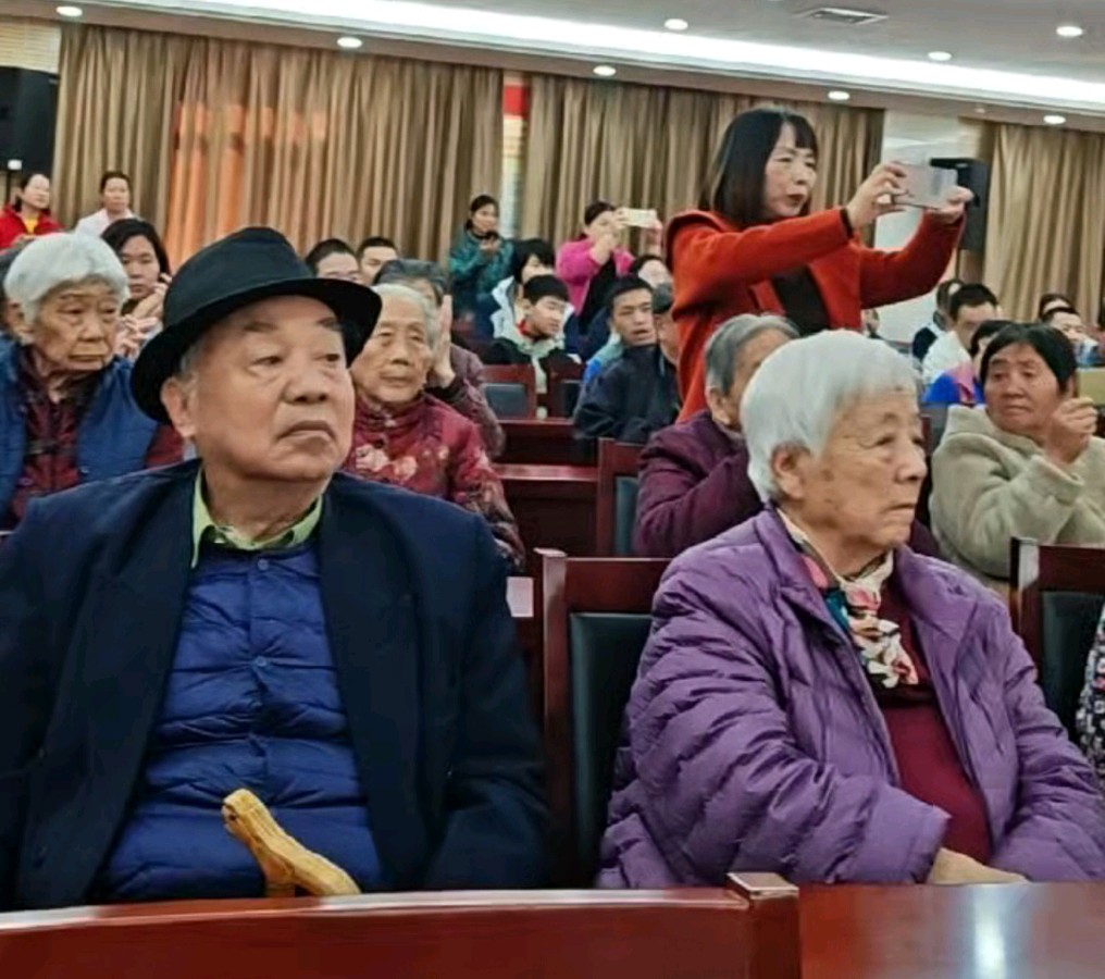 爱在重阳 最美夕阳——聊城市社会福利服务中心“九九重阳 岁岁安康”文艺汇演温情上演（图2）