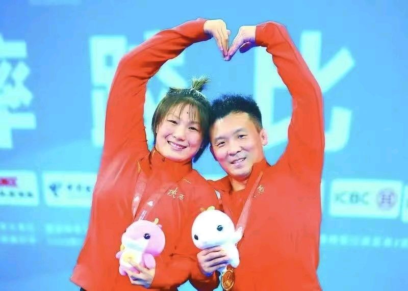陕西作家王博//陕西西安蓝田姑娘李文吉全运会摔跤夺金，家乡父老齐声喝彩，誓要圆梦奥运。（图2）