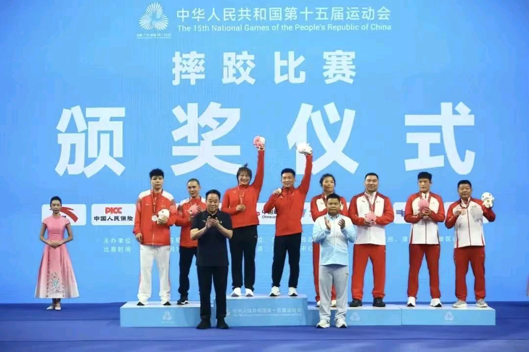陕西作家王博//陕西西安蓝田姑娘李文吉全运会摔跤夺金，家乡父老齐声喝彩，誓要圆梦奥运。