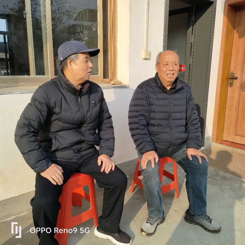 刘名能、邱国政夜访赣南桃花岛作家村