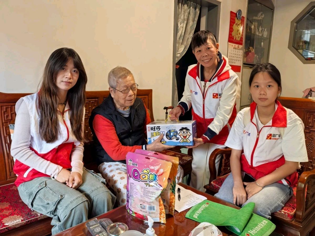 独居老人在家不幸跌倒 有幸志愿者们及时救助（图9）