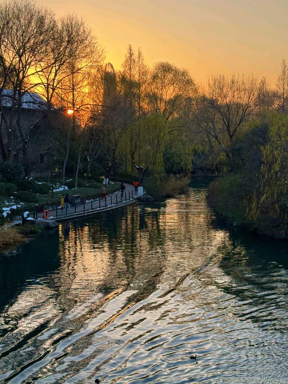 夕阳映明湖