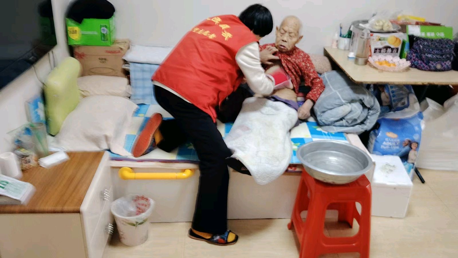 关爱残疾老人 志愿爱心暖寒冬（图5）