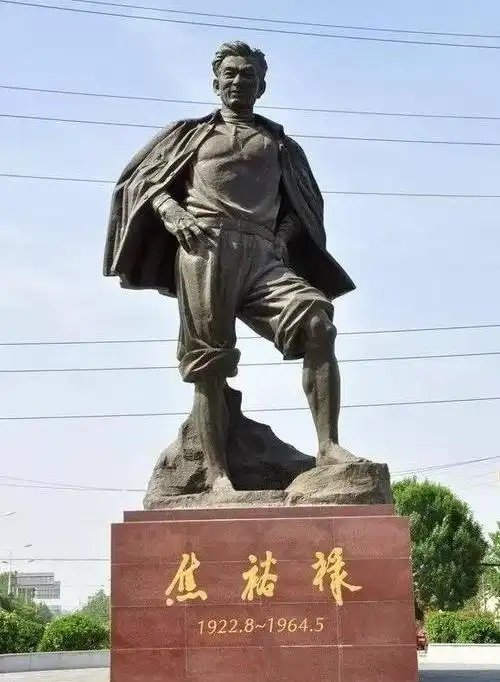 请欣赏合诵《丰碑》作者王孝会/主播靳伊丽 治新 过往 大海 一个人 渺邈/编辑渺邈【中国长江文学社】有声文学平台【第16122期】（图3）