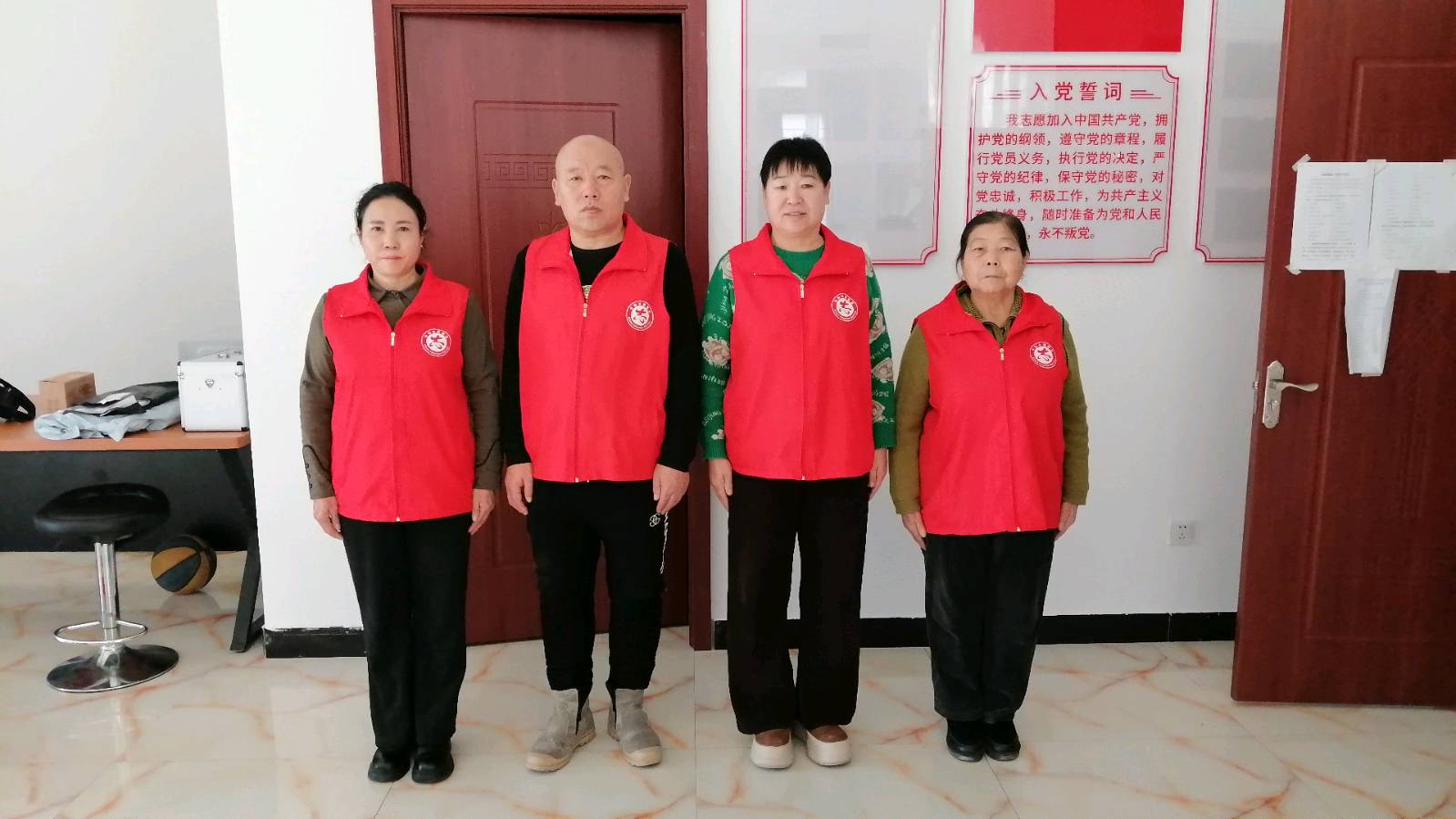 社区里的志愿红 便民服务暖人心（图2）