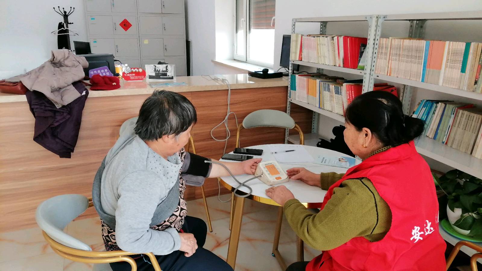社区里的志愿红 便民服务暖人心(图5)