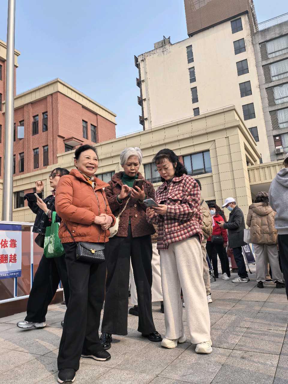 「游记散文」崖上栈桥，山城的炽热回响（图2）