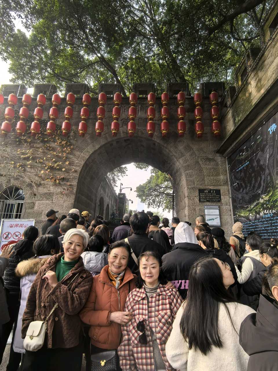 「游记散文」崖上栈桥，山城的炽热回响（图3）