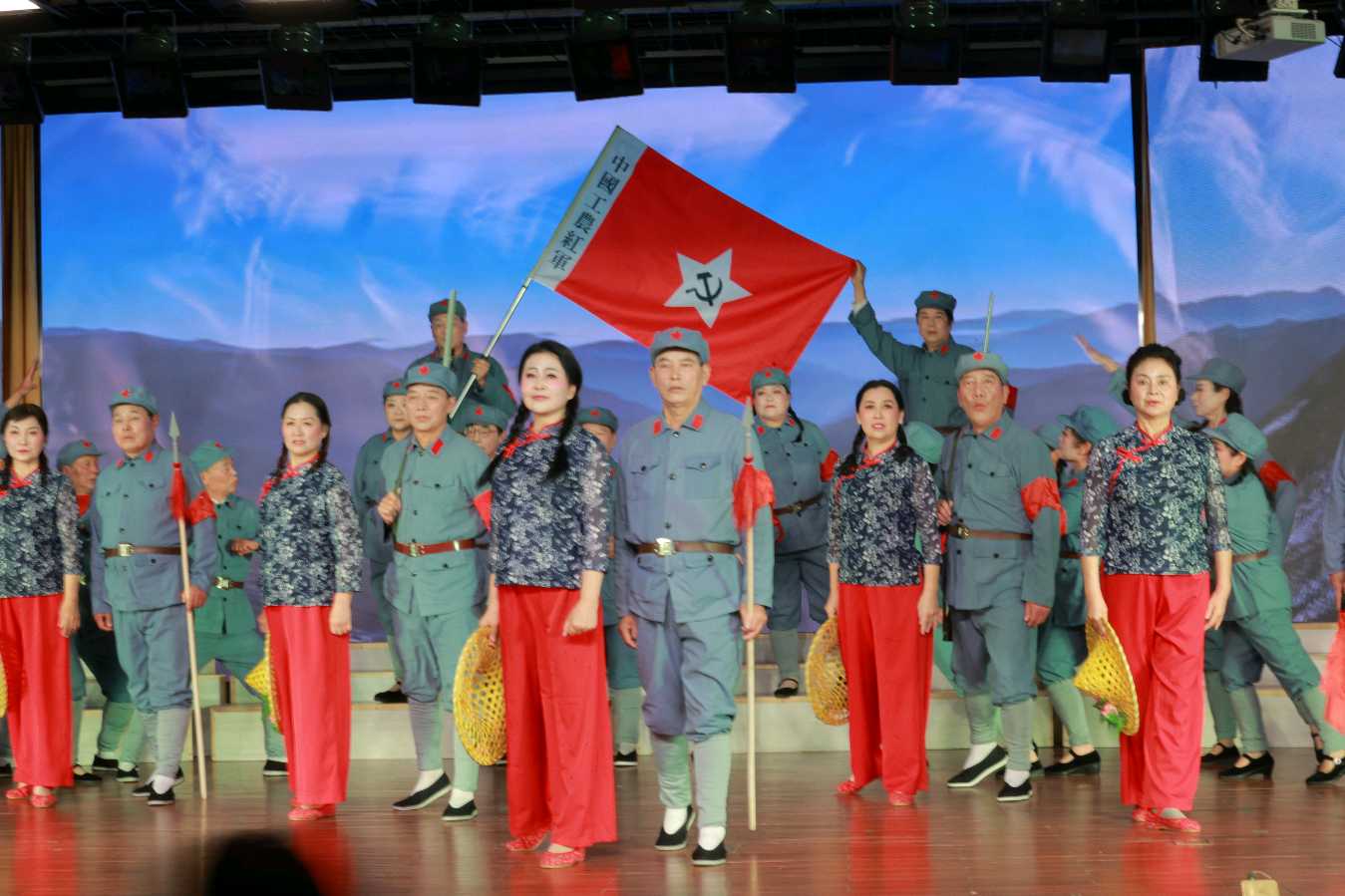 为霞满天映支点·银龄增辉大别山。CCTV央视华人栏目组记者子阳报道：湖北省黄冈市老年大学校园艺术文化周暨2025年度结业展演部分节目汇集。（图16）