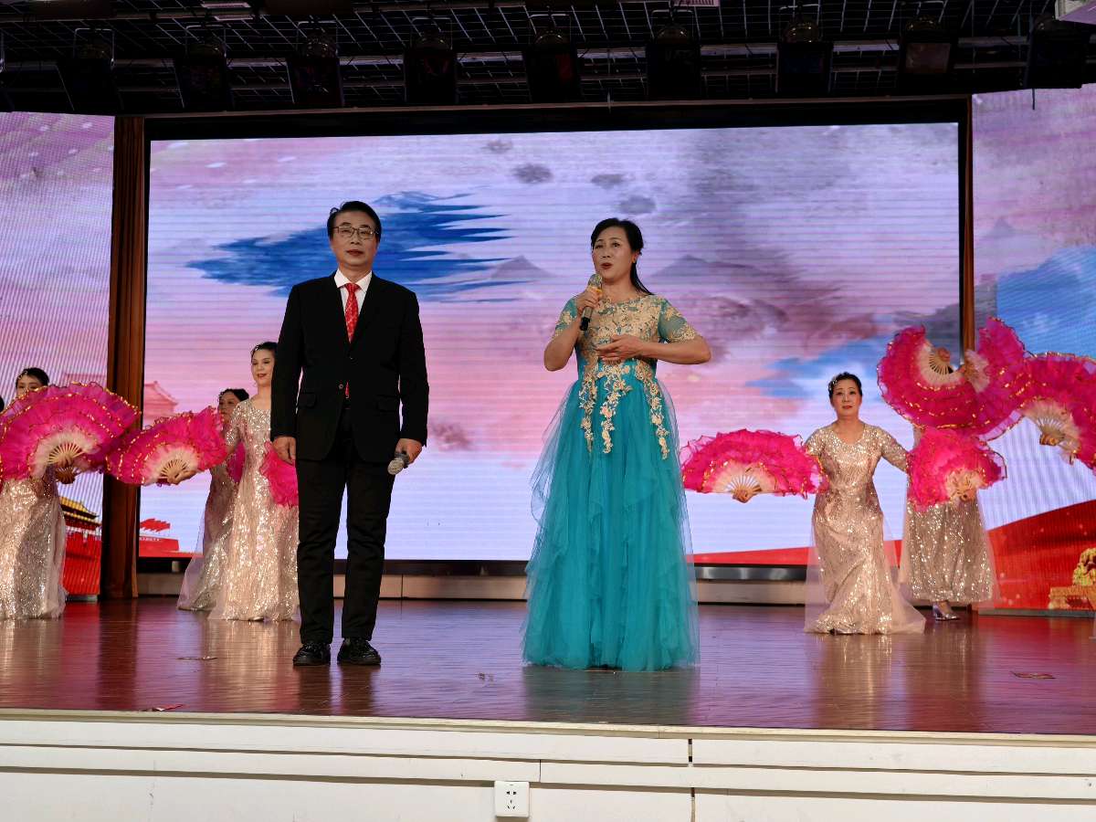 为霞满天映支点·银龄增辉大别山。CCTV央视华人栏目组记者子阳报道：湖北省黄冈市老年大学校园艺术文化周暨2025年度结业展演部分节目汇集。（图35）